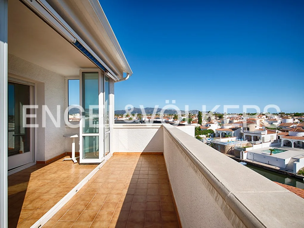 Apartment with terrace and private parking