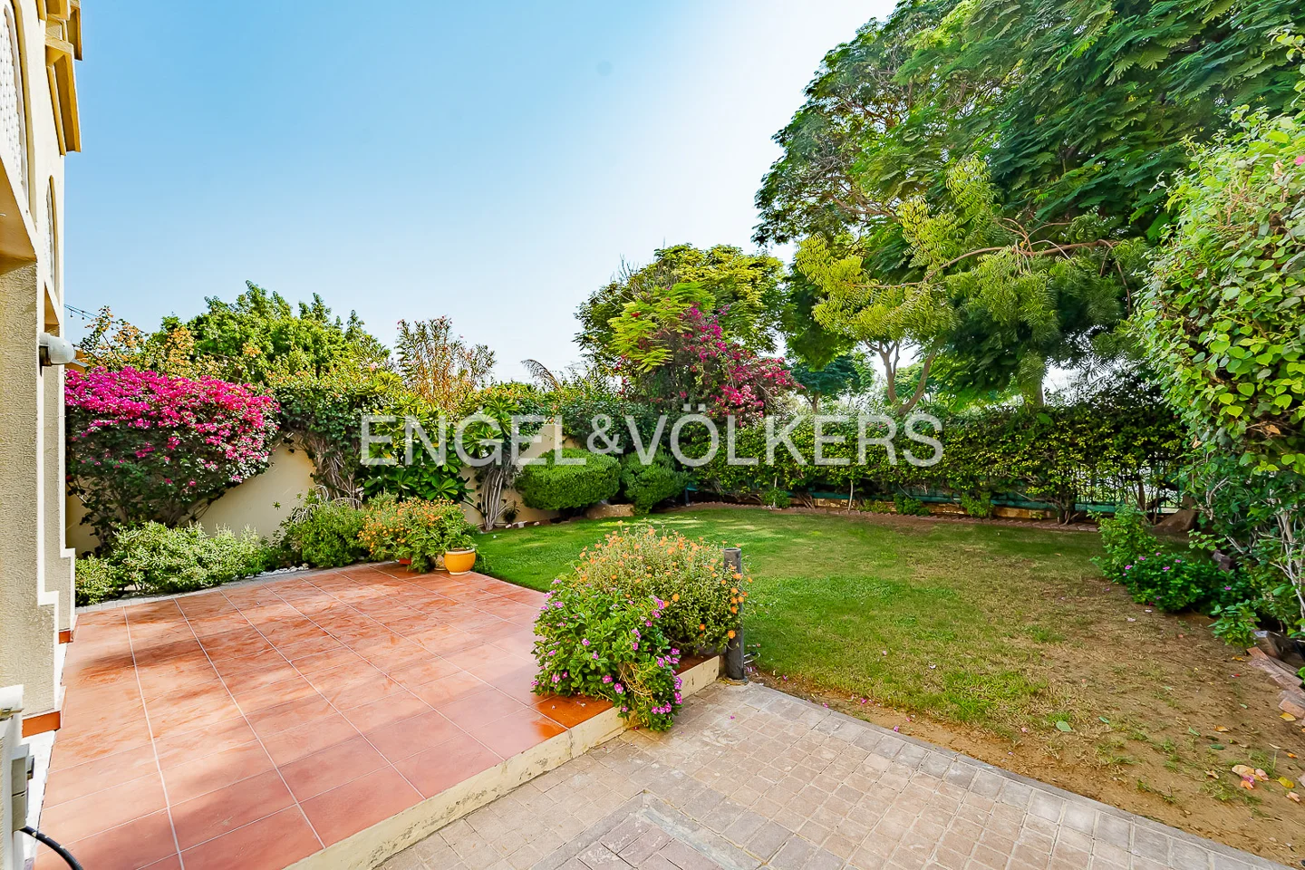 Lake & Green View | Well Maintained | Garden