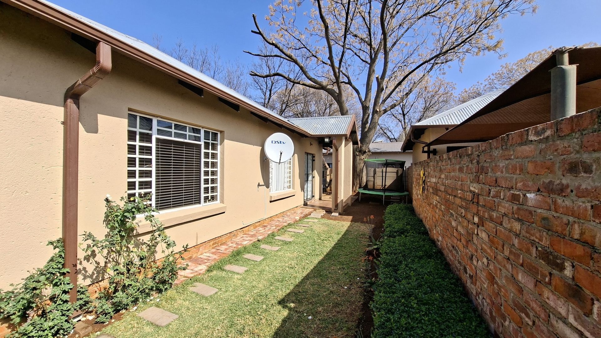 Pet-Friendly Townhouse with Private Garden