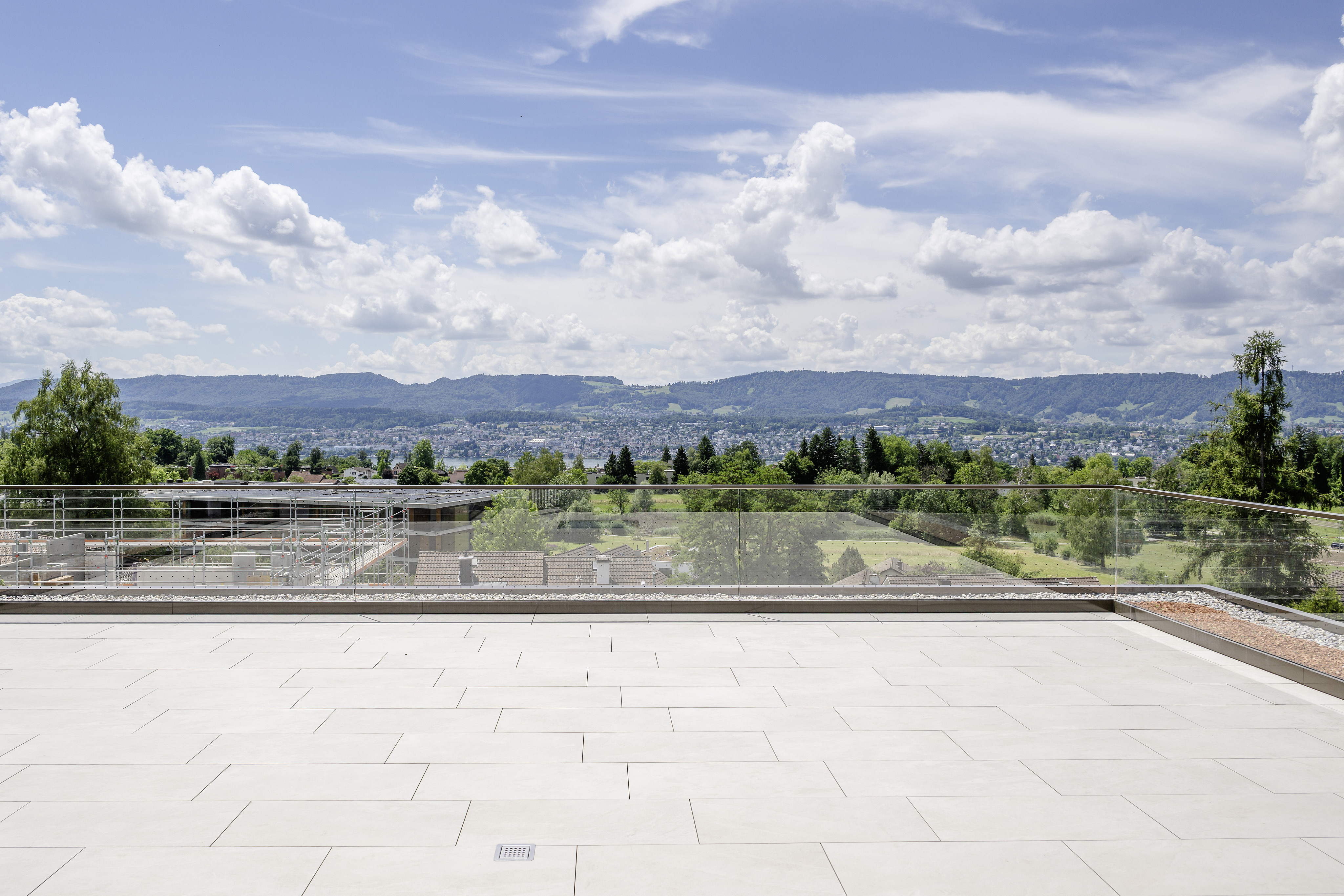 Exclusive penthouse with roof terrace & panoramic view onto mountains & lake