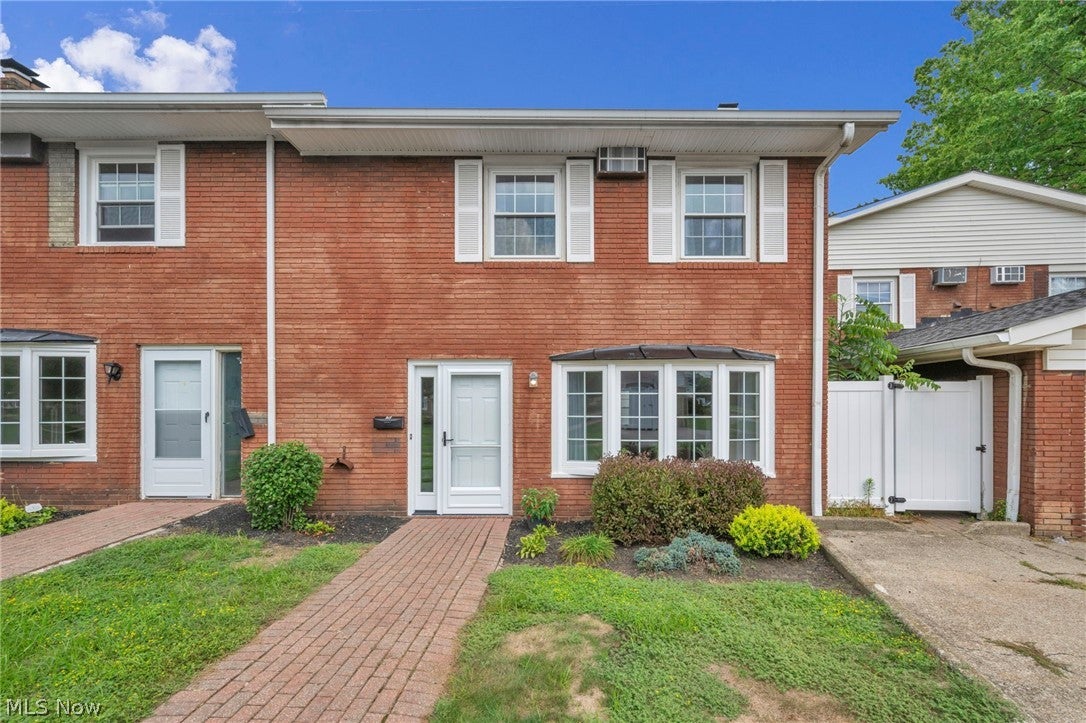 Updated 3-Bed End-Unit in Mentor's Meadowlawn