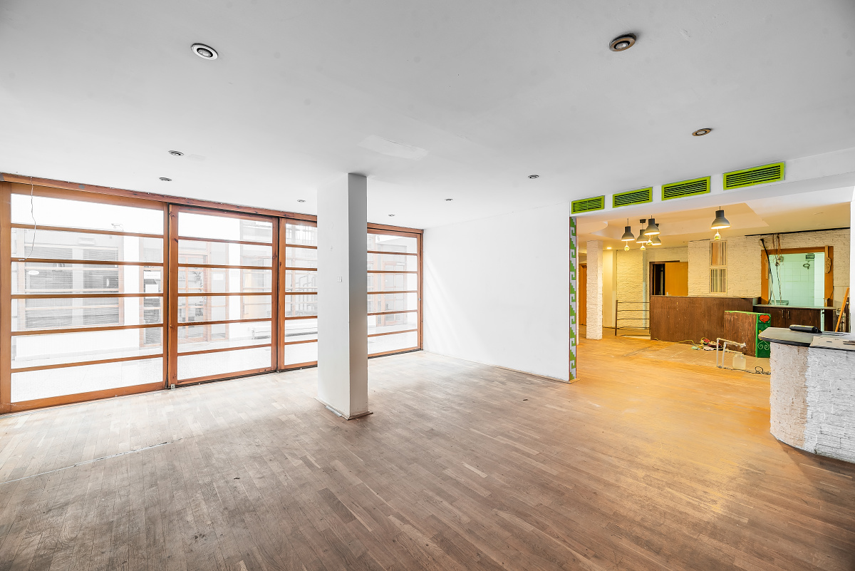 Commercial space near Grébovka Park with parking