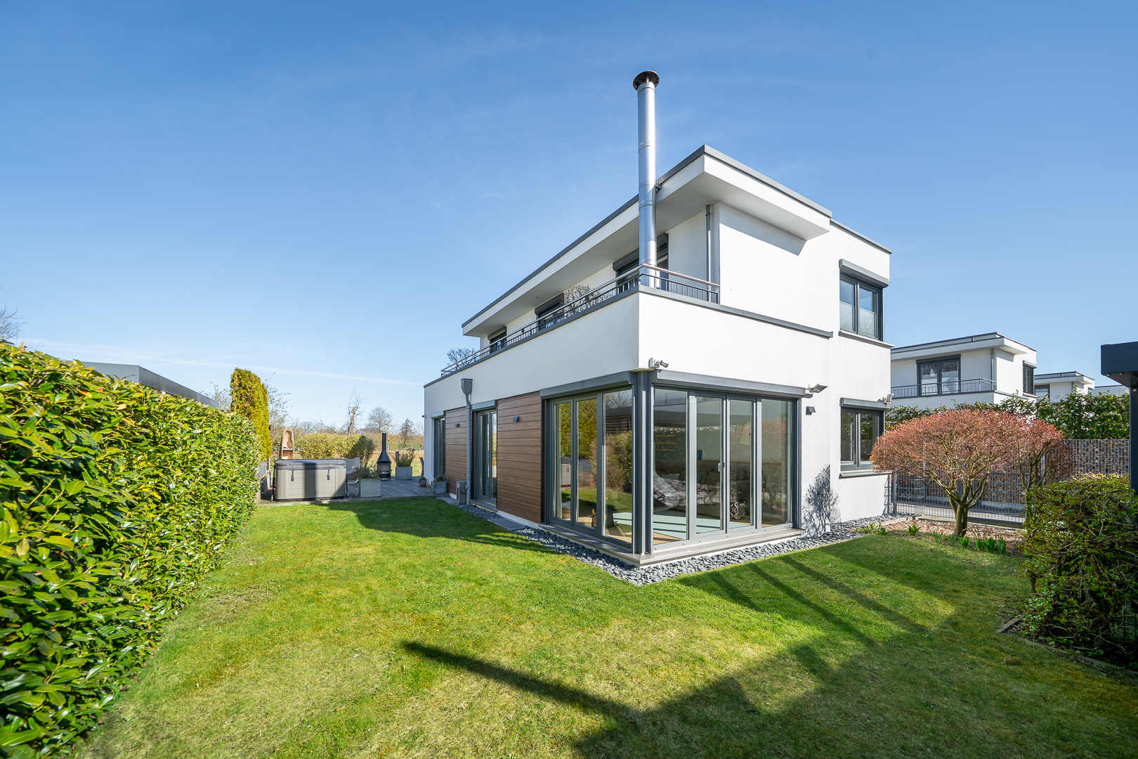 Eleganz am Feldrand - Exklusives Einfamilienhaus mit Wellnessfaktor