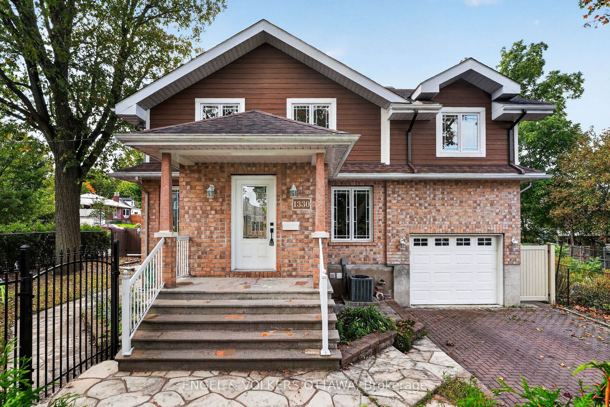 Beautifully Updated Semi-Detached Home in Alta Vista