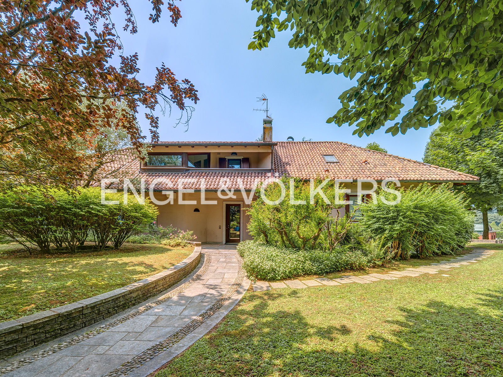 Herrliche, elegante Villa mit Garten