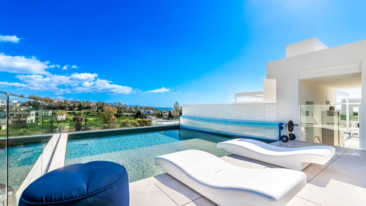 Spektakuläres Penthouse in Strandnähe mit privatem Pool und Meerblick an der Goldene Meile