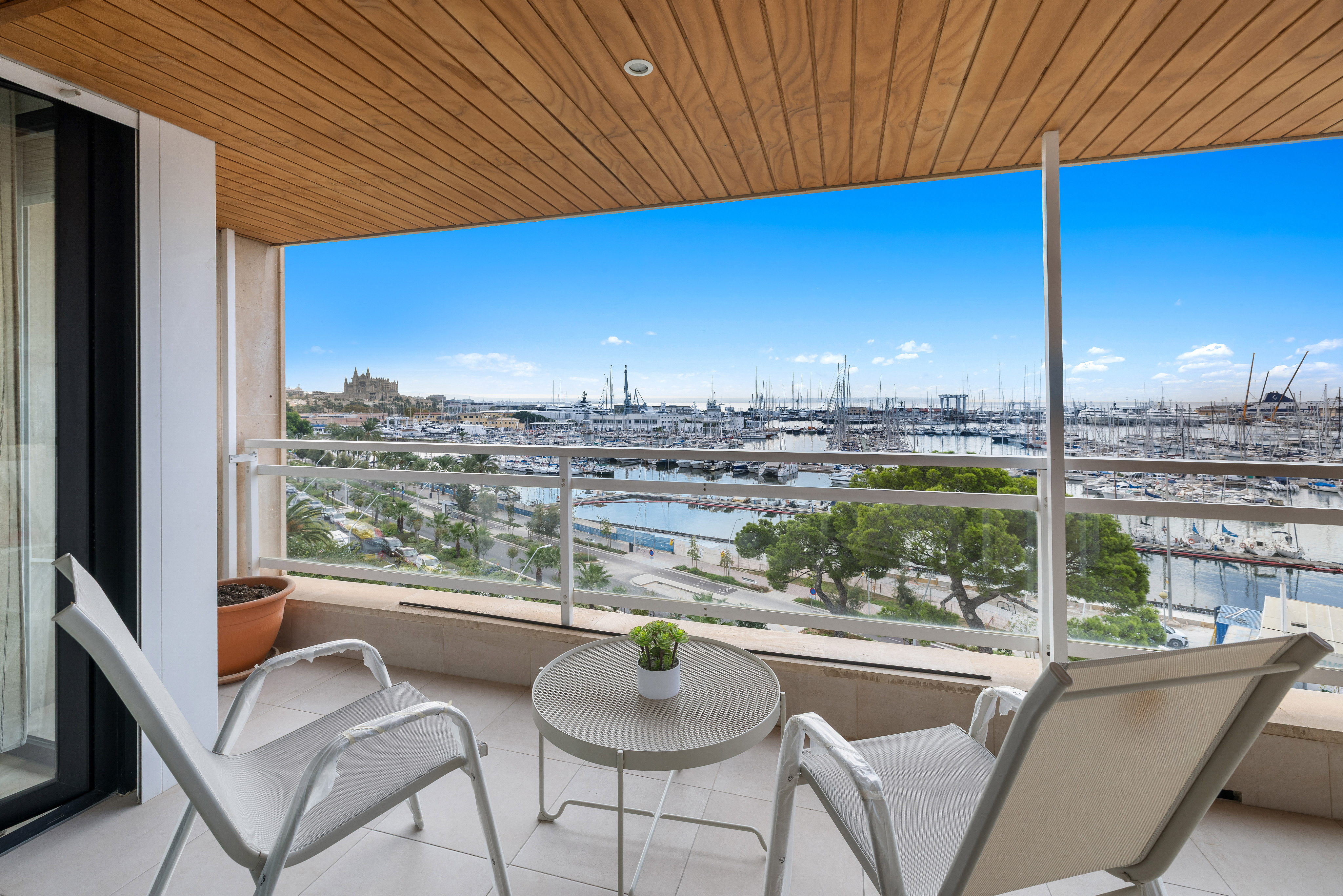 Sea-view apartment in Palma harbor