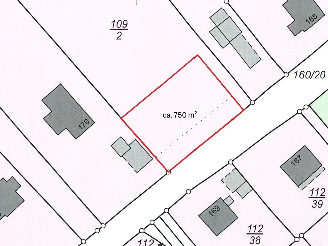 Land plot map with a red outline, indicating a 750 m² area, surrounded by gray building outlines and black boundary lines.