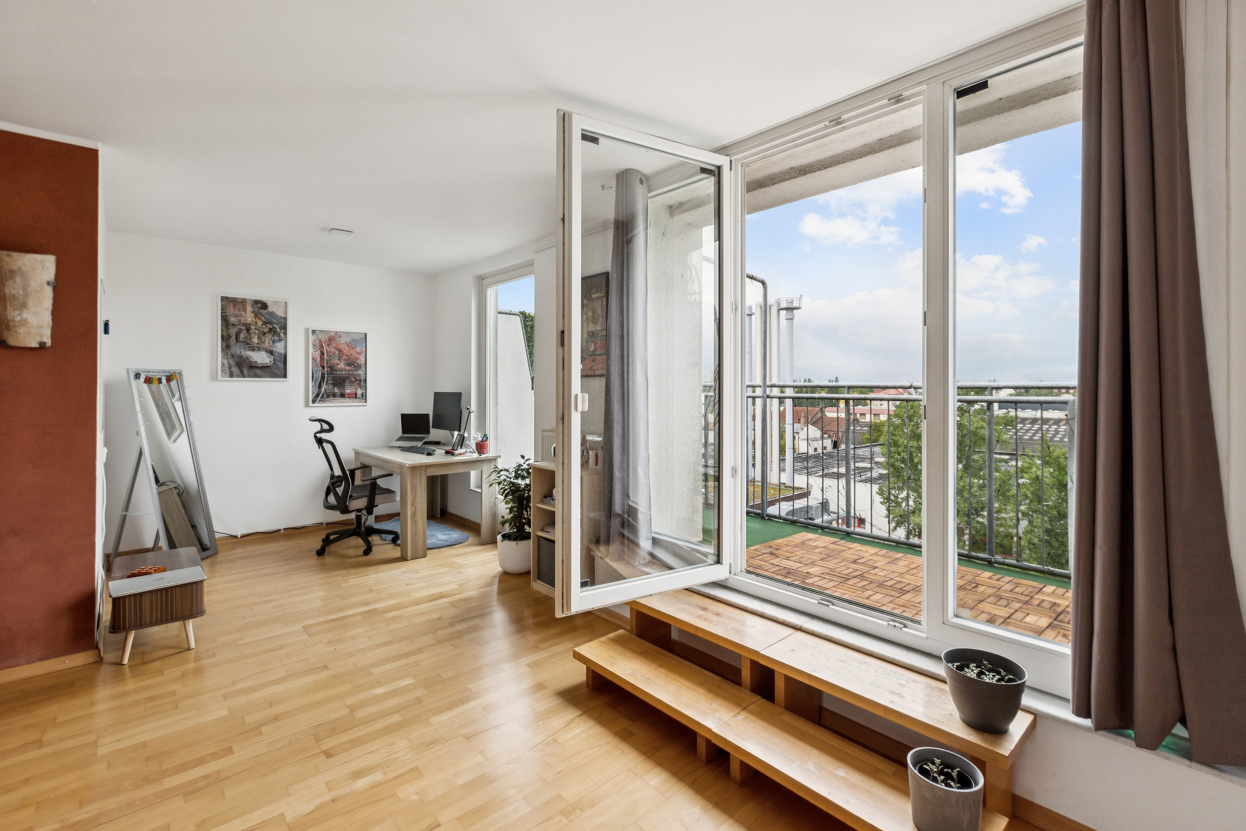 Attraktive, vermietete Dachgeschosswohnung mit großem Balkon