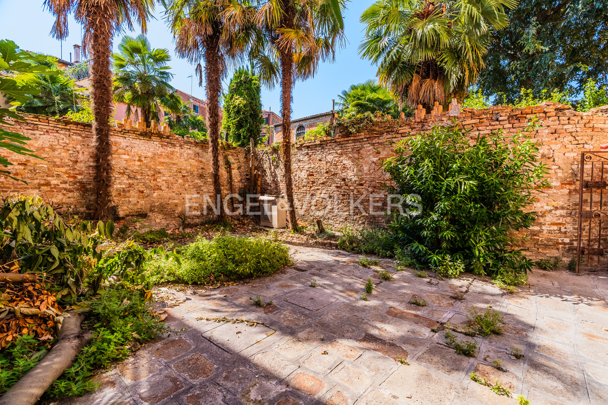 Bright retail space with a private garden