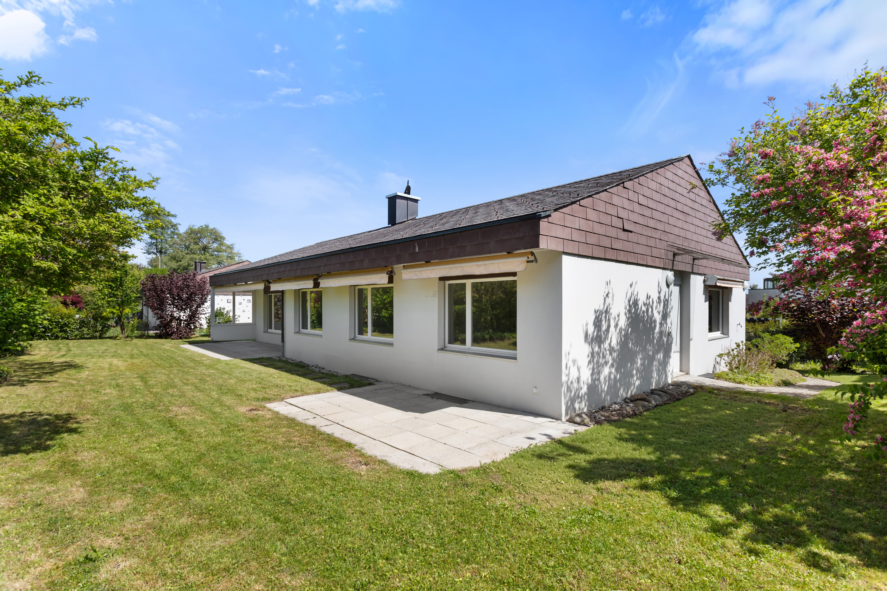 Bungalow with garden paradise