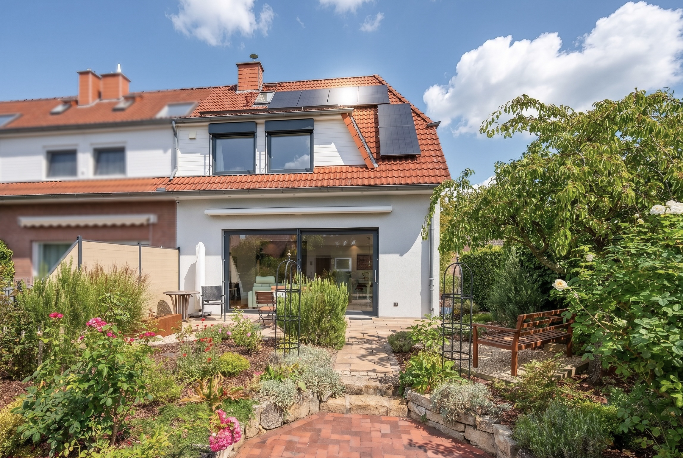 Zukunftsorientiertes Familienleben mit SmartHome, PV-Anlage, Luft-Wasser-Wärmepumpe, Wallbox, Klimaanlage