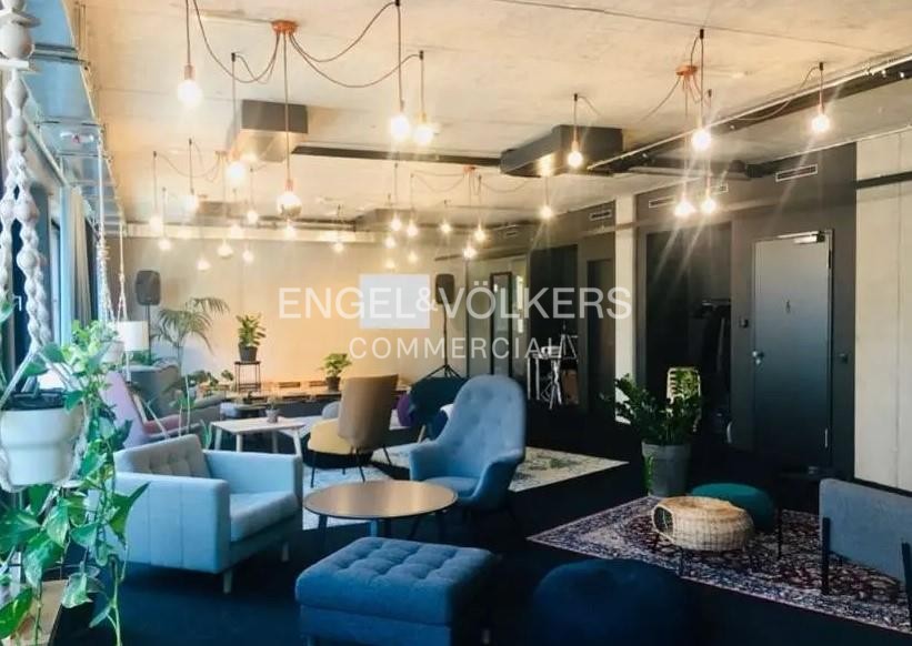 Modernes Büro mit Terrasse