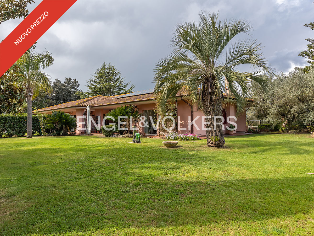 Latina, prestigious villa set in a 2-hectare park