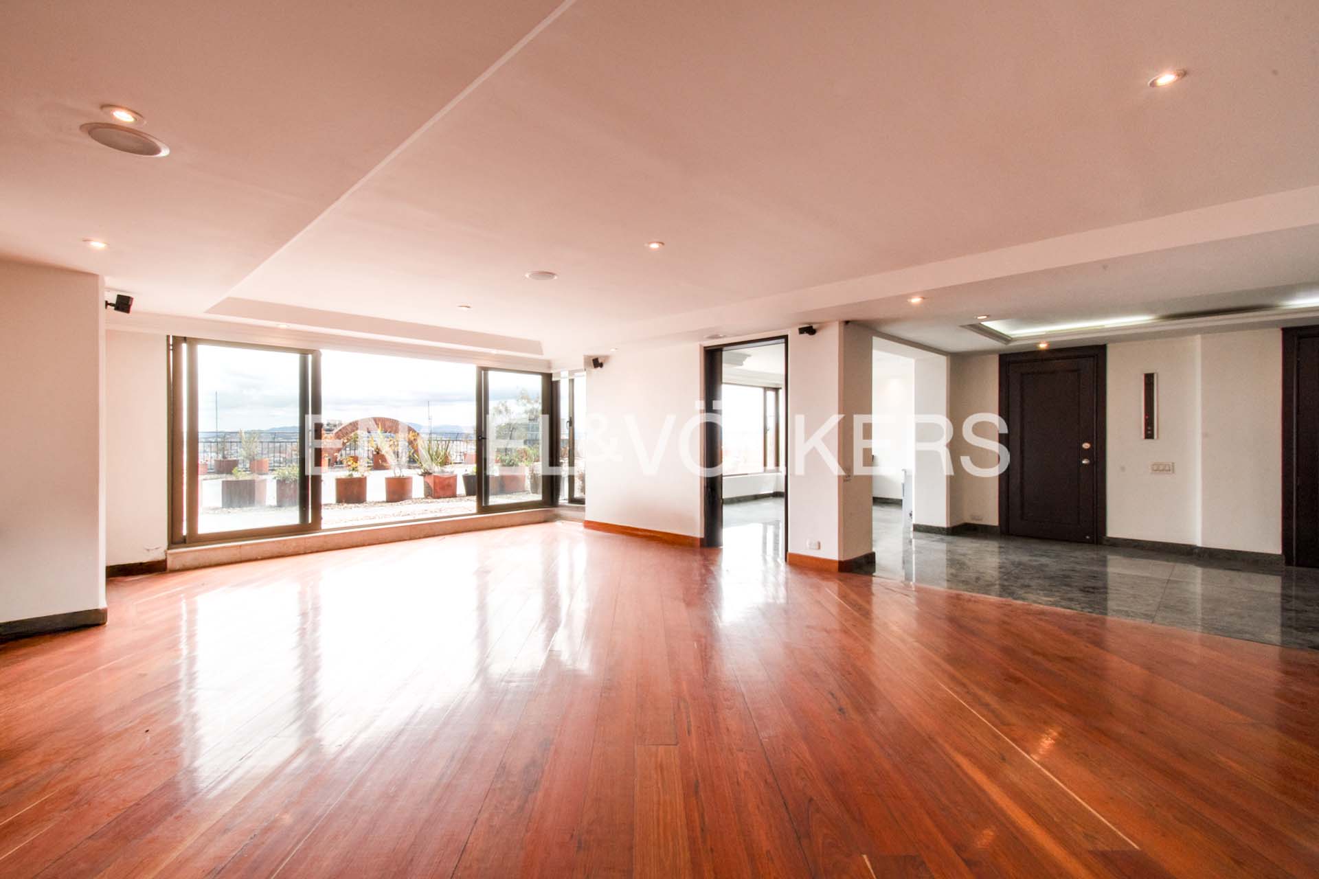 Amplio apartamento con terrazas para arriendo en Rosales