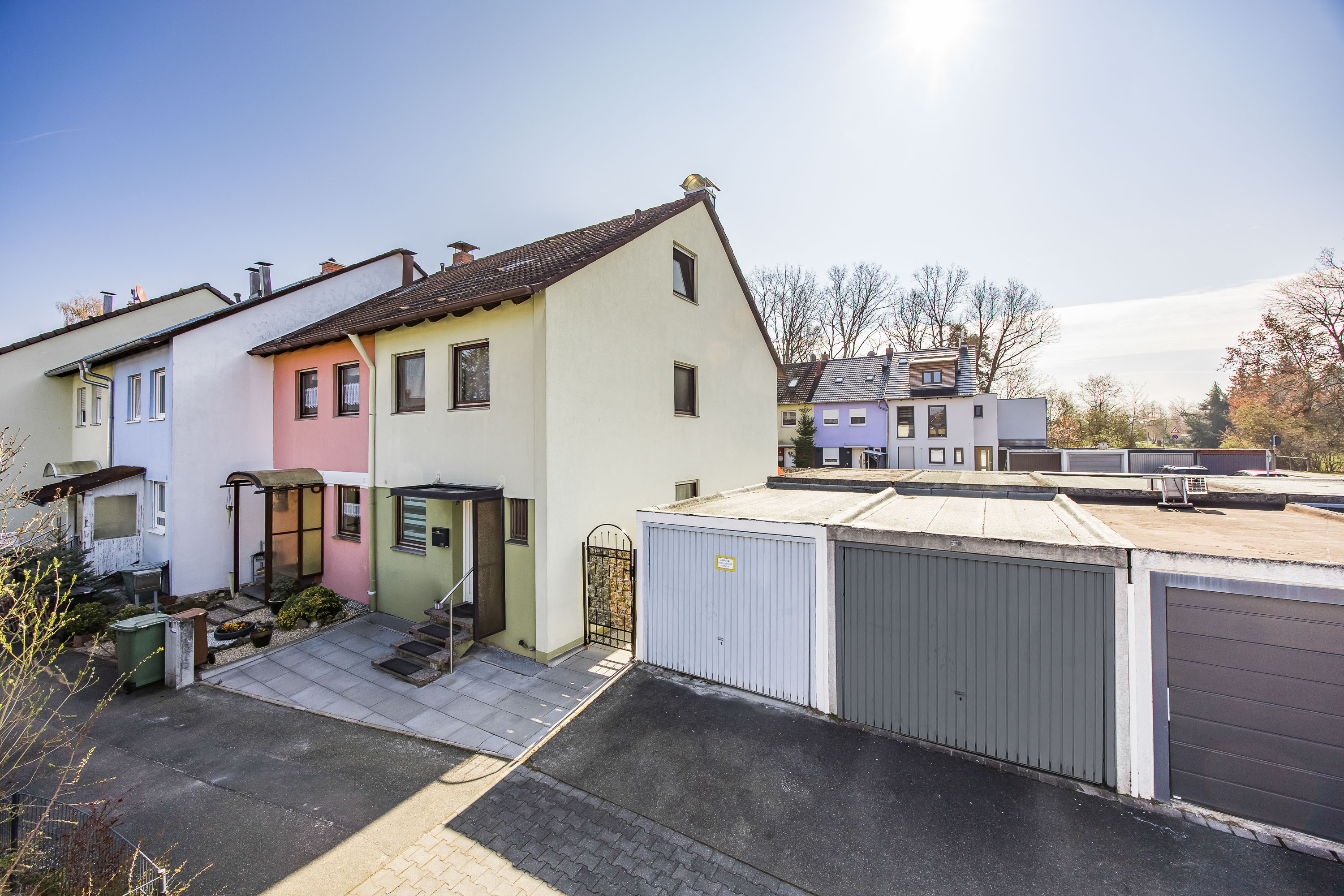 Familienfreundliches Reiheneckhaus mit Südgarten und direkter Einzelgarage