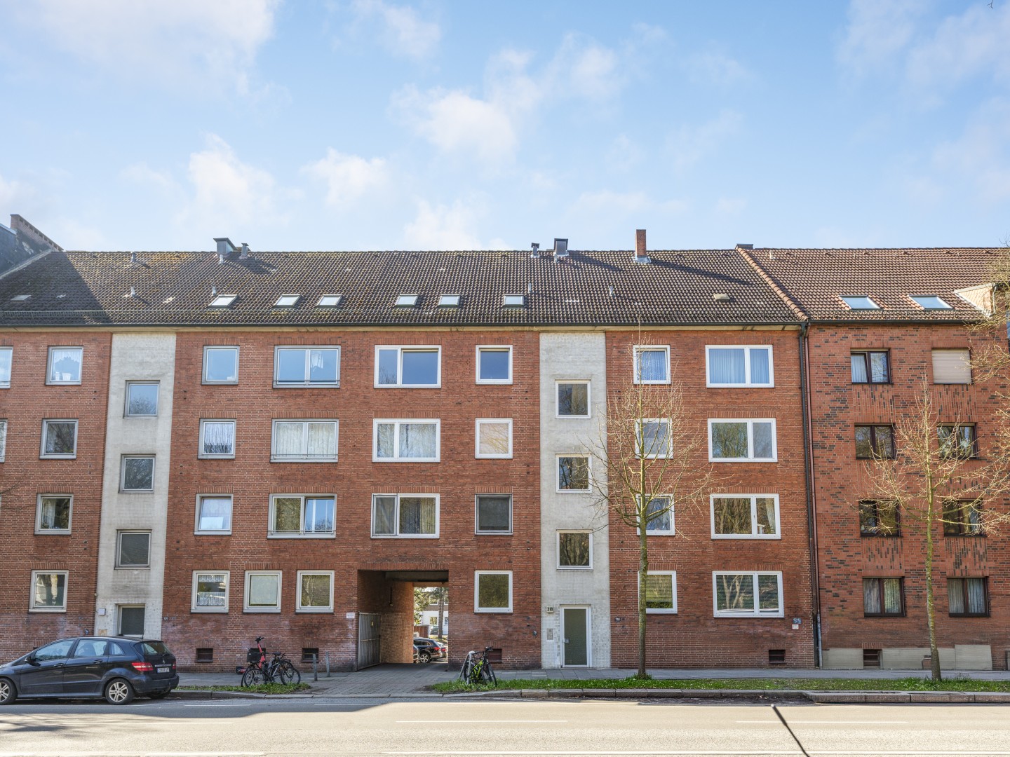 Rotklinker-Mehrfamilienhaus mit Garagen & Fernwärme