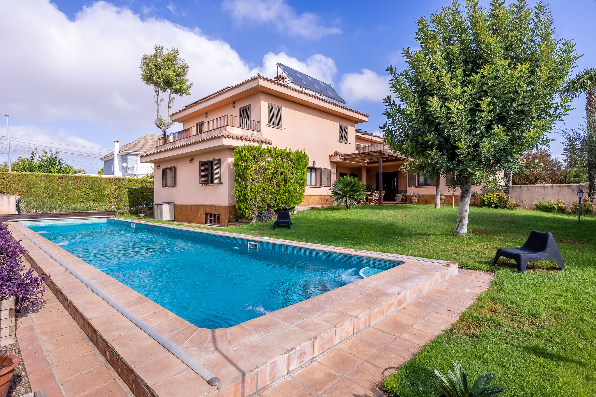 Exclusive luxury villa in a private development: Elegance, space, and efficiency