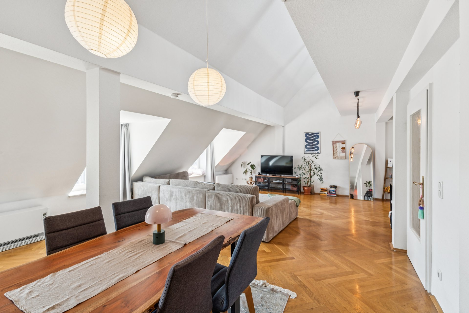 Außergewöhnliche Dachgeschosswohnung mit offener Galerie, hohen Decken und Fischgrätparkett