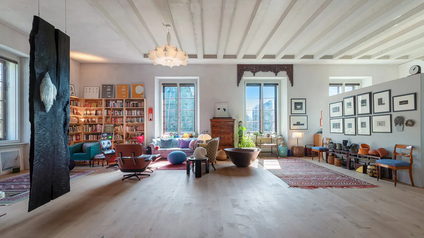 With a ceiling height of 3.85 meters, the loft apartment exudes a unique atmosphere