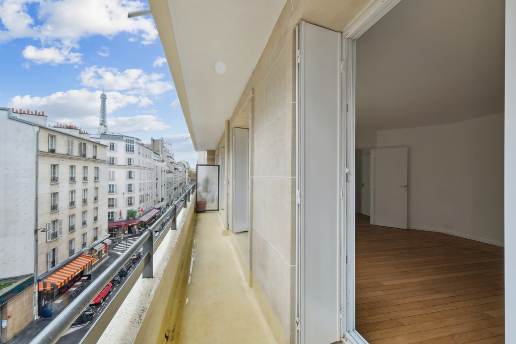 Renovated apartment with south-facing balcony, Gros caillou.