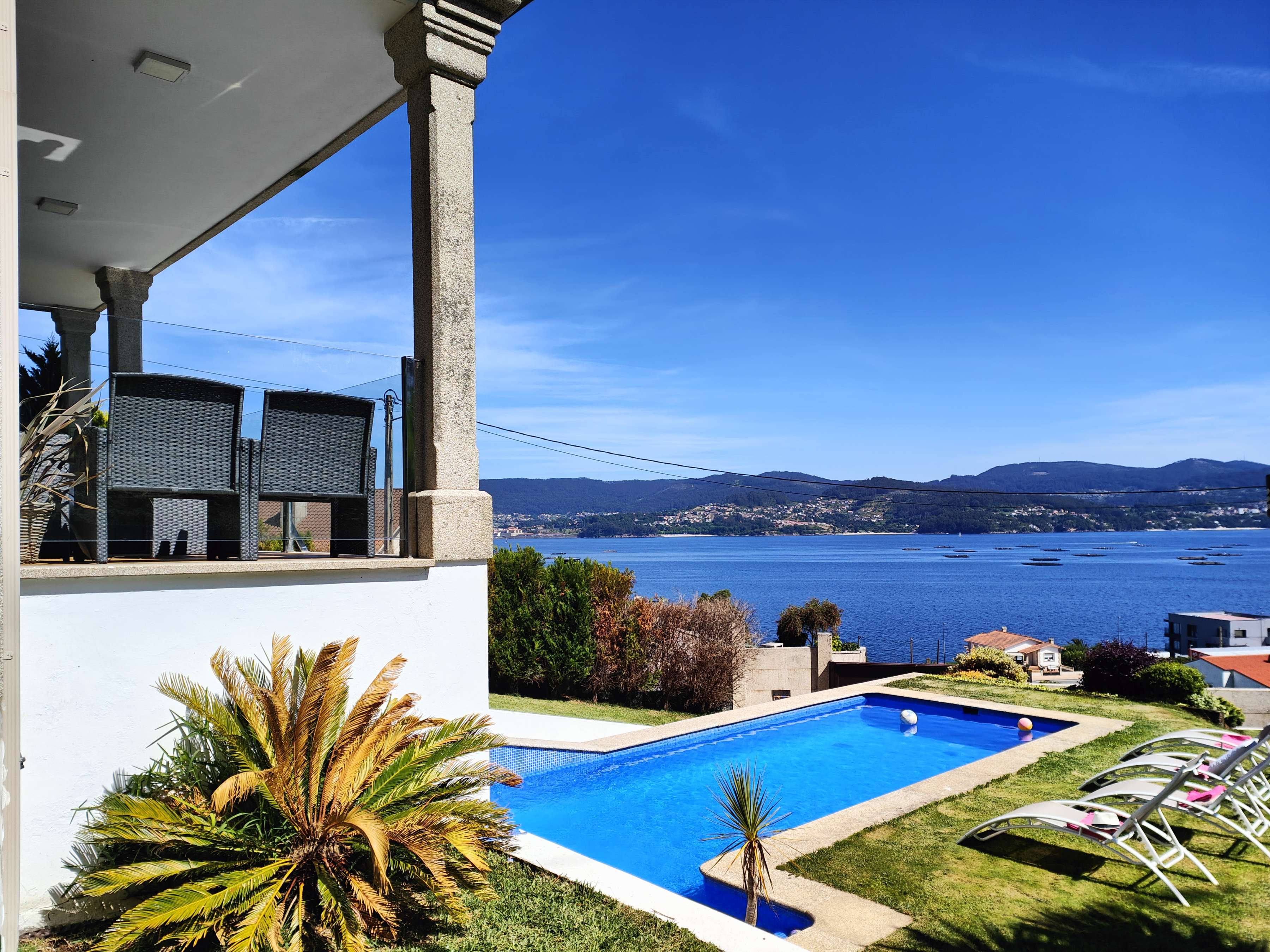Casa con jardín, piscina y vistas a la ría en Raxó