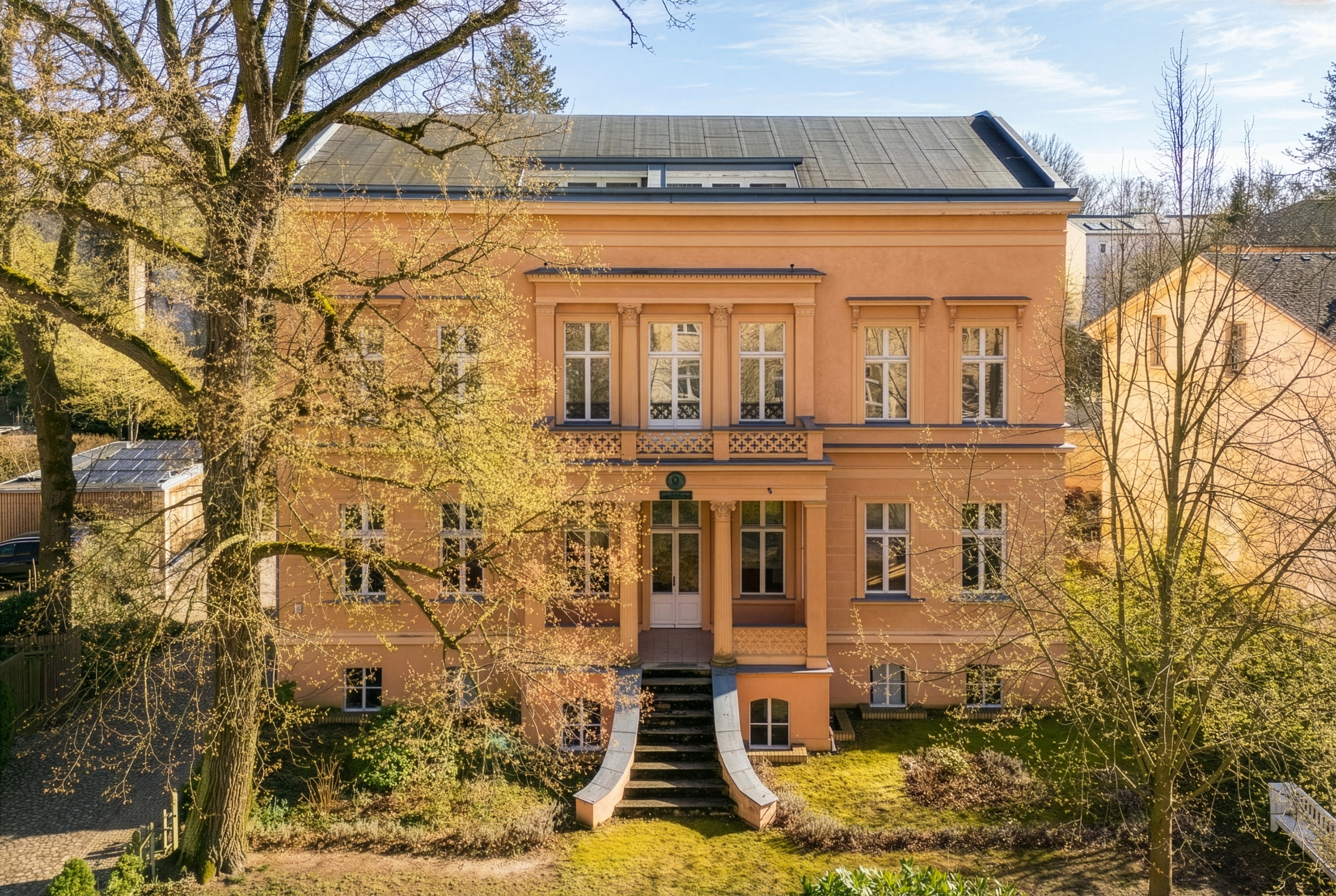 Historischer Charme in Bestlage – Beeindruckende Altbauwohnung mit Balkon