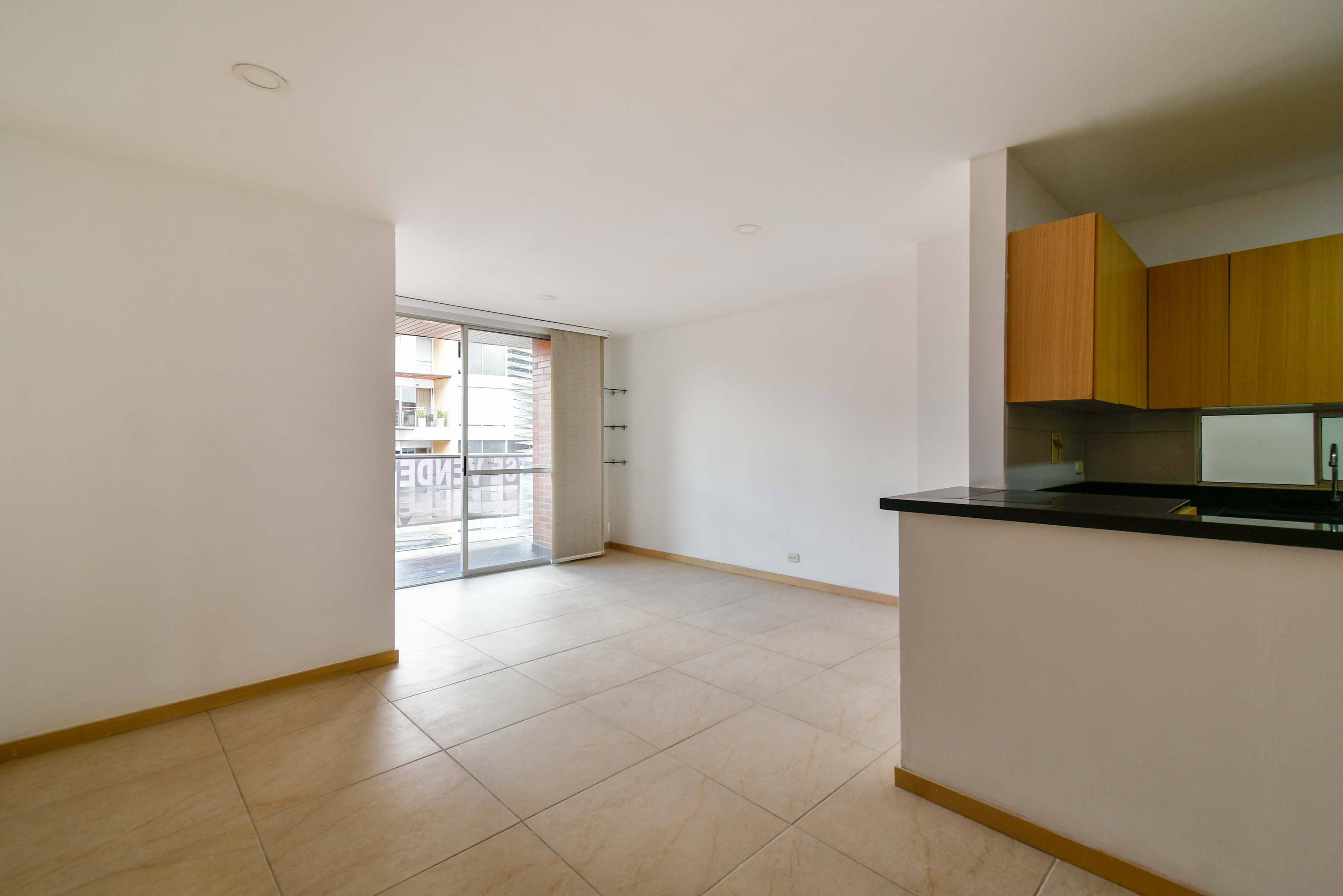 Apartamento con balcón para venta en Conquistadores