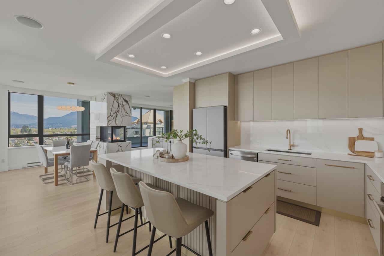 Brentwood's Penthouse: Skyline Views Await