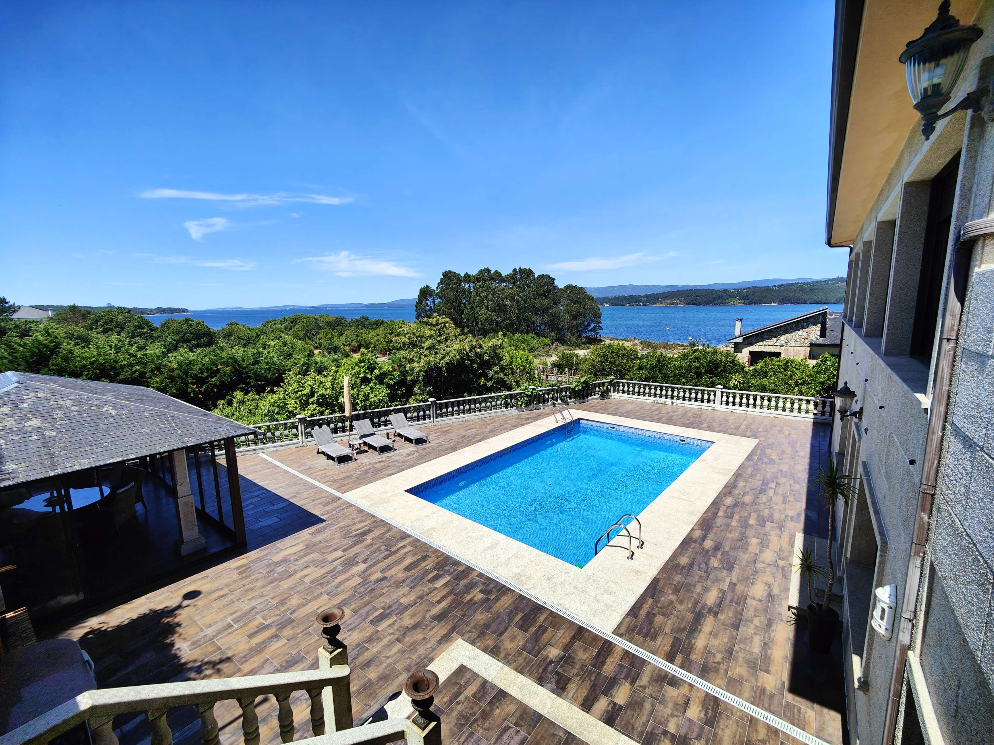 Amplia casa con piscina y vistas a la ría de Arousa
