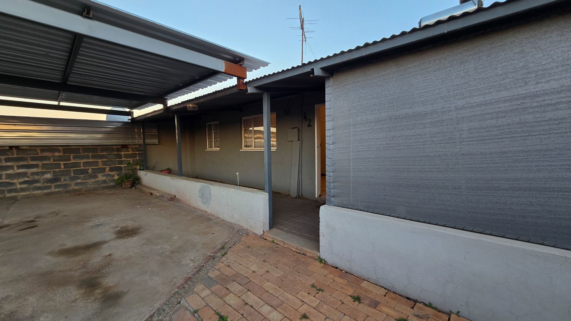 Three-Bedroom Home with Garden and Two Carports