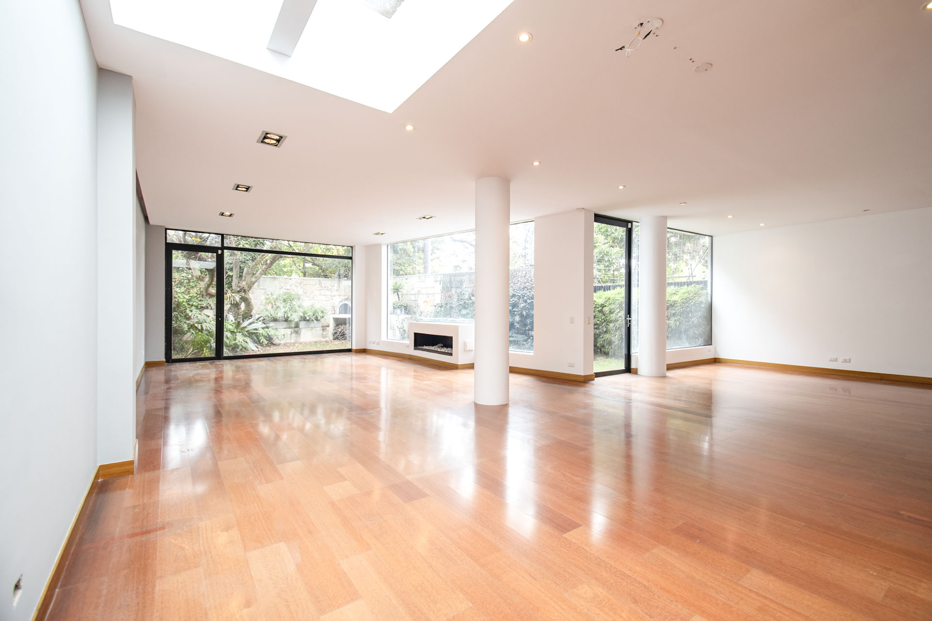 Moderna casa con jardín en Santa Bárbara Alta para arriendo