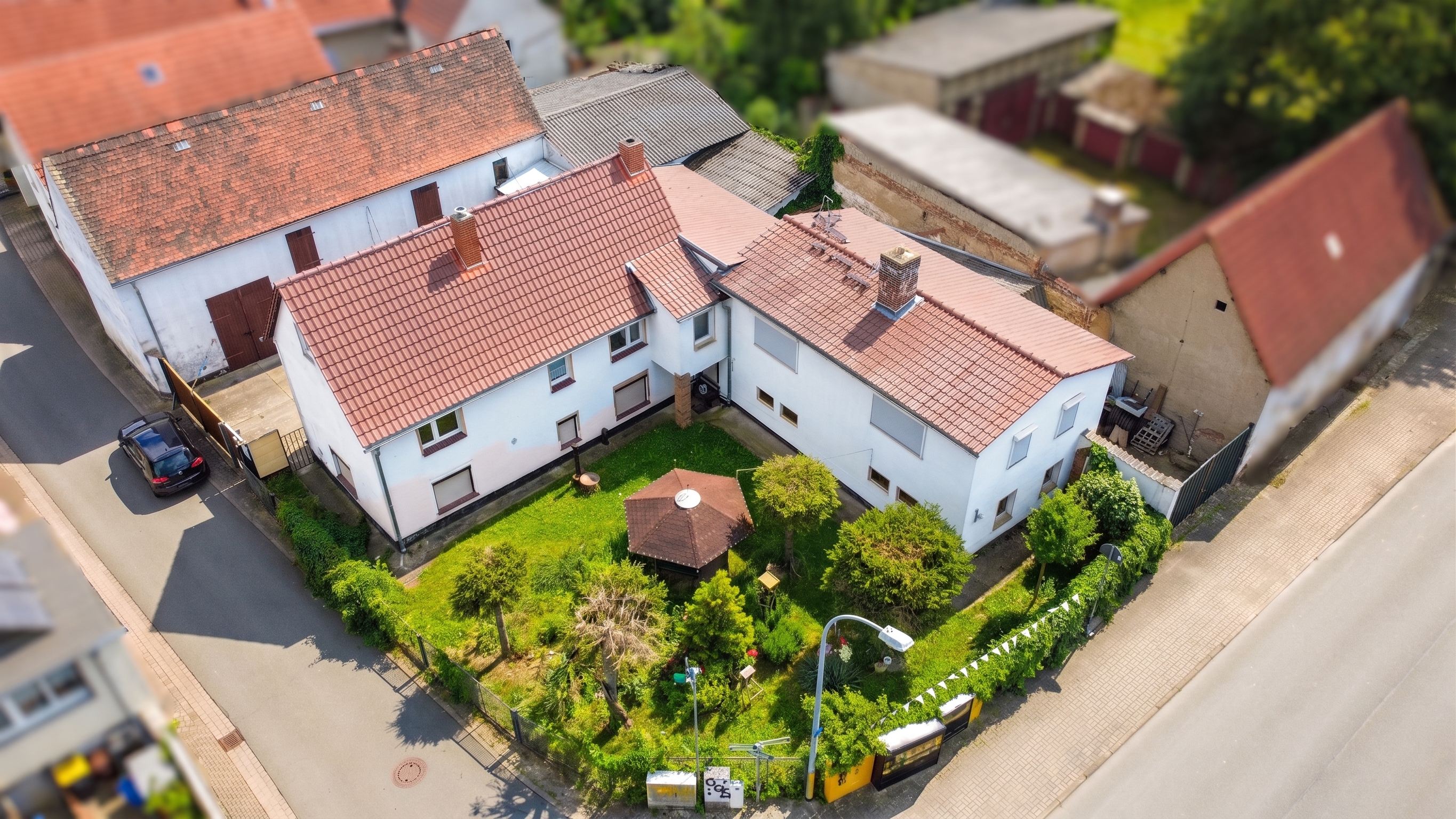 Großzügiges Wohnhaus mit Innenhof, Werkstatt, Garagen und separatem Nebengebäude