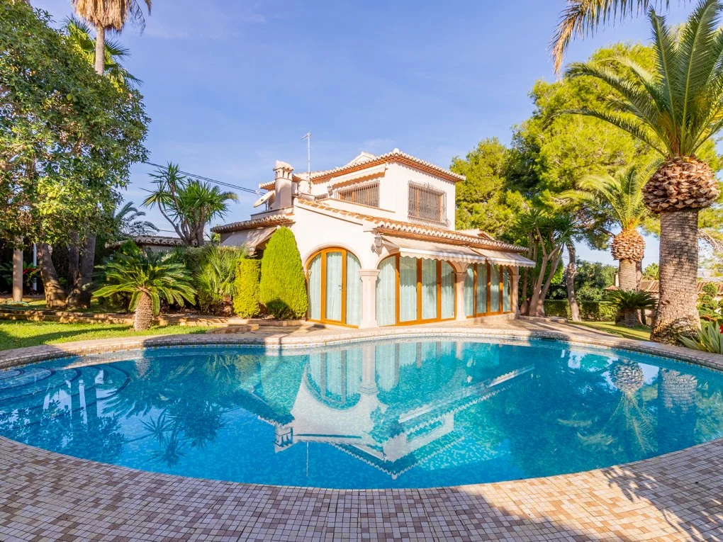 Beautiful villa with nice garden and pool