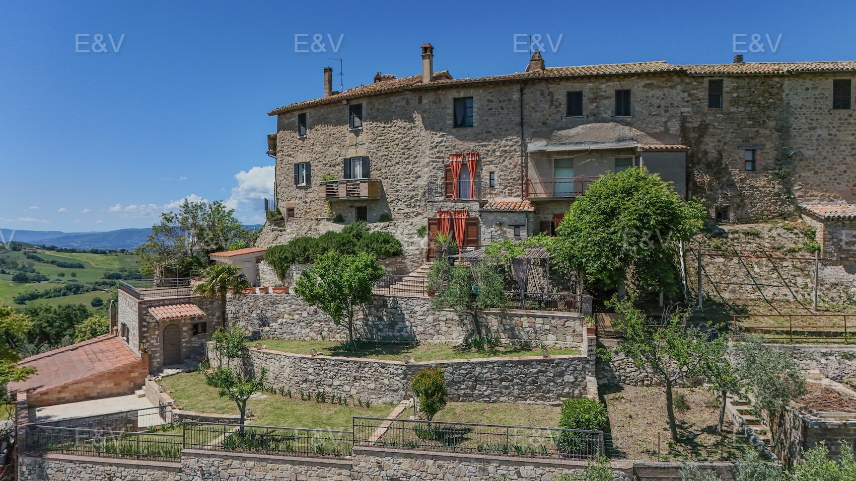 A charming house with an annexe and a private garden in Saragano