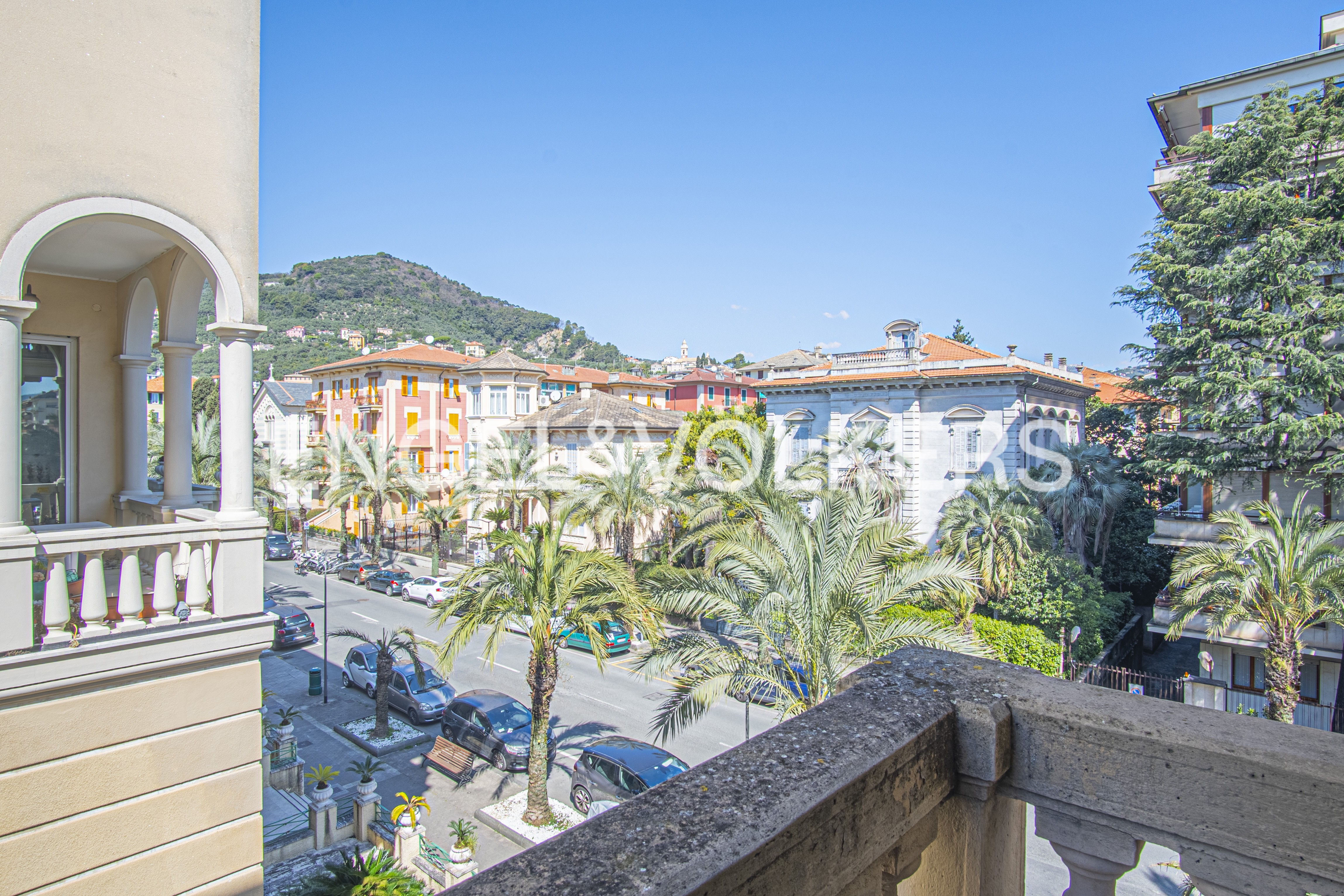 Splendid renovated three-room apartment