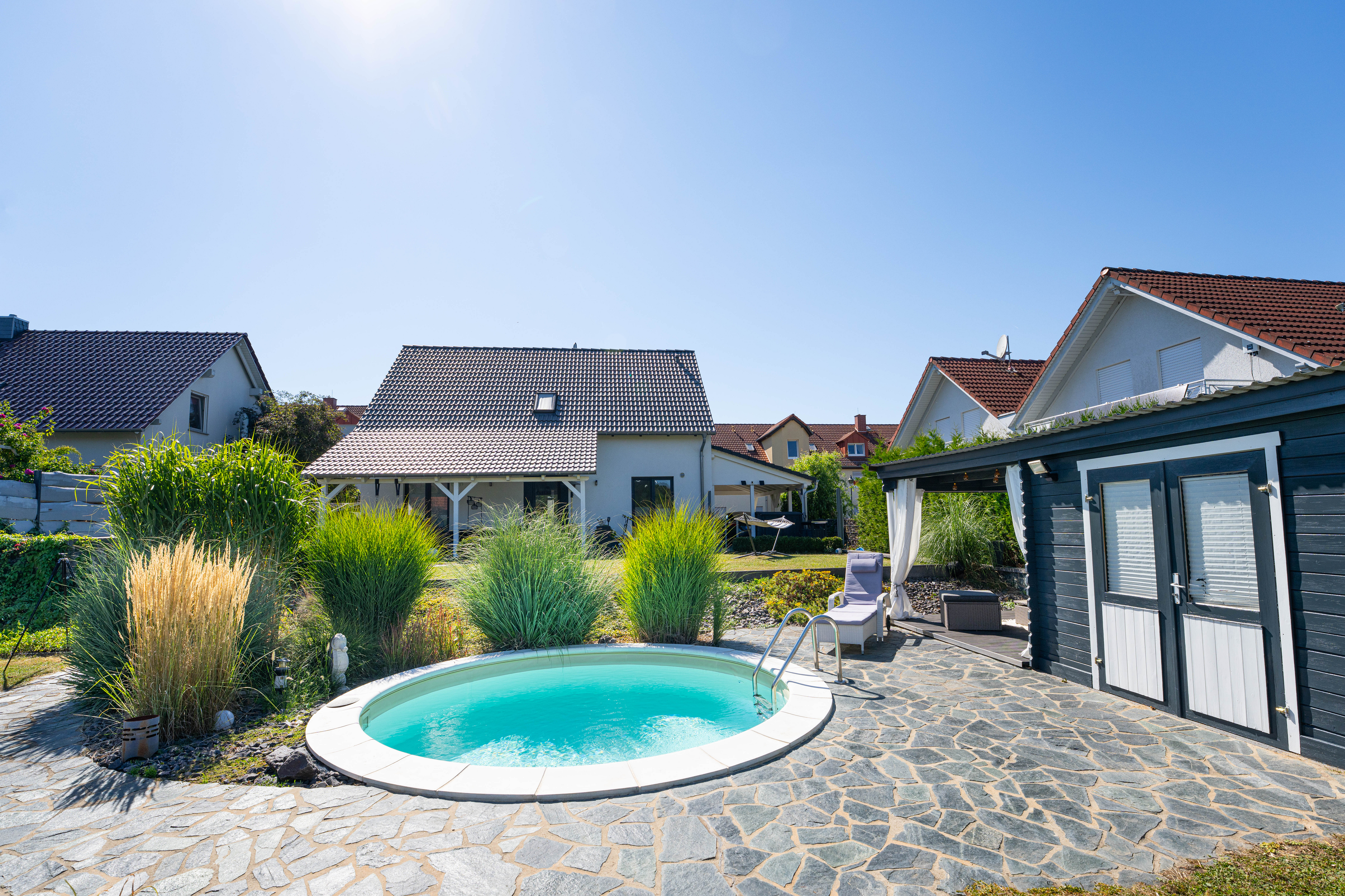 Perfektion im Grünen: Modernes Einfamilienhaus mit Poollandschaft & Freiraum