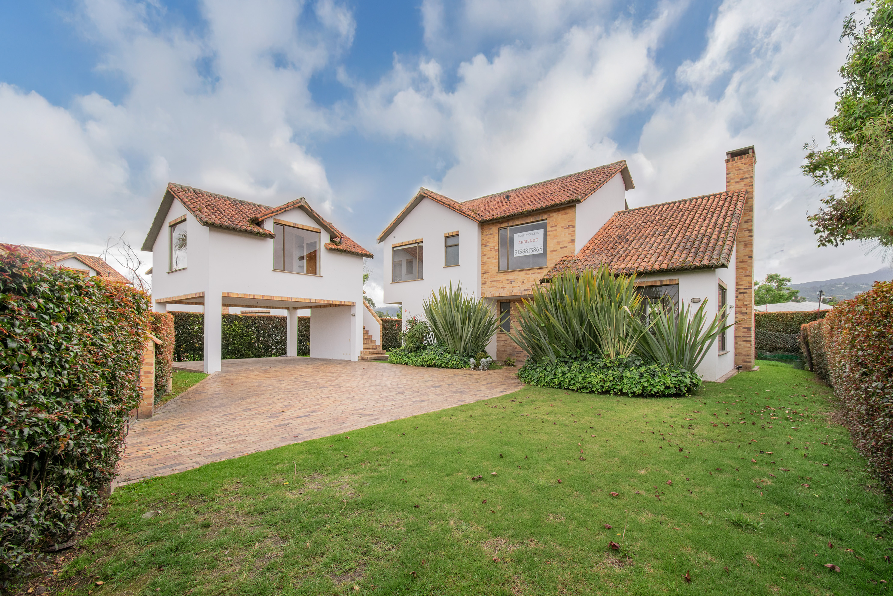 Amplia casa para venta en conjunto en Cajicá