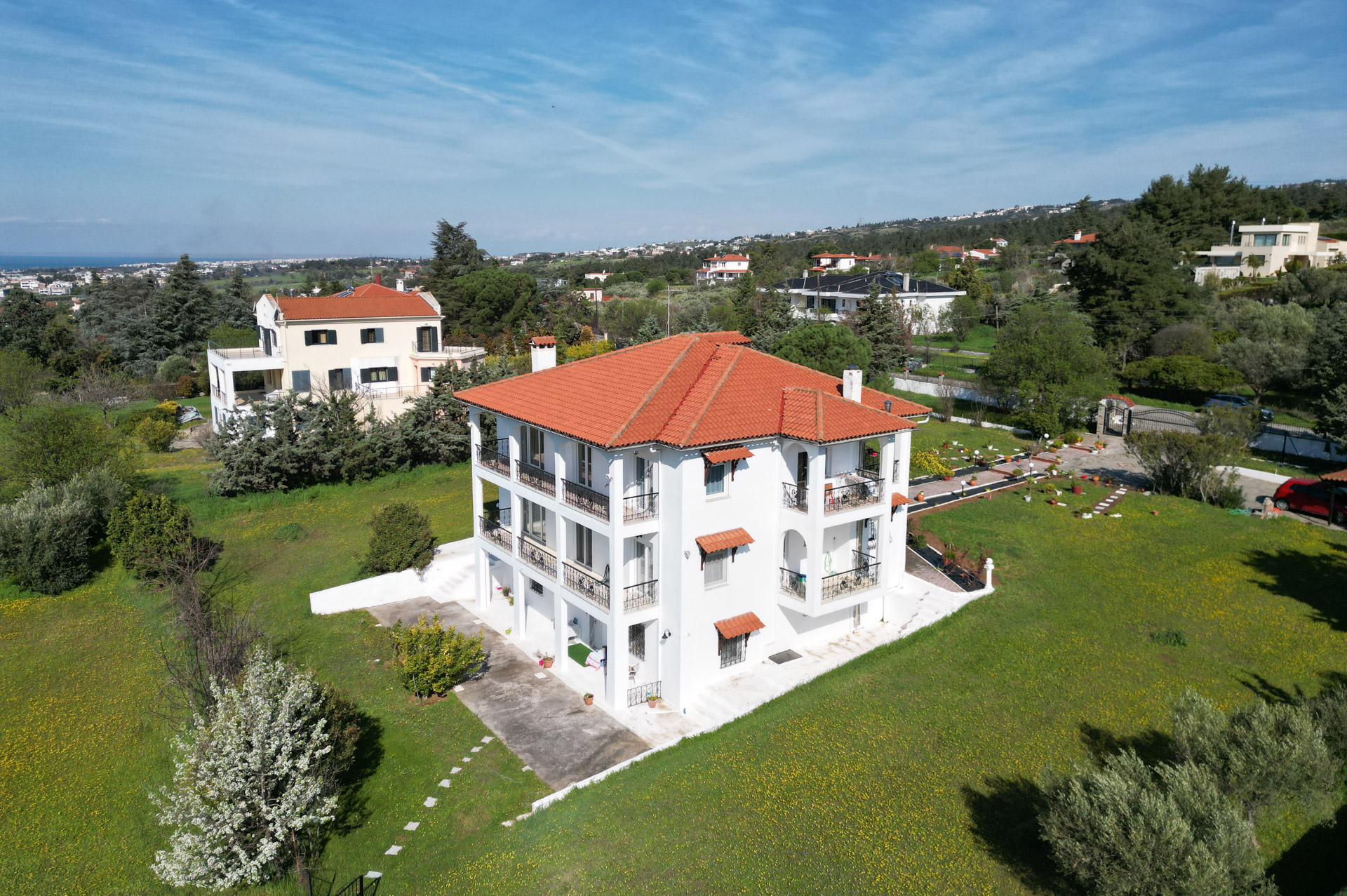 Stately villa in Thermi on a 5,500 sq.m. plot
