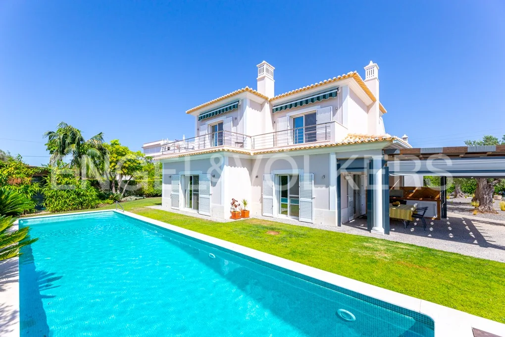 Elegant villa with pool 5 minutes from the beach