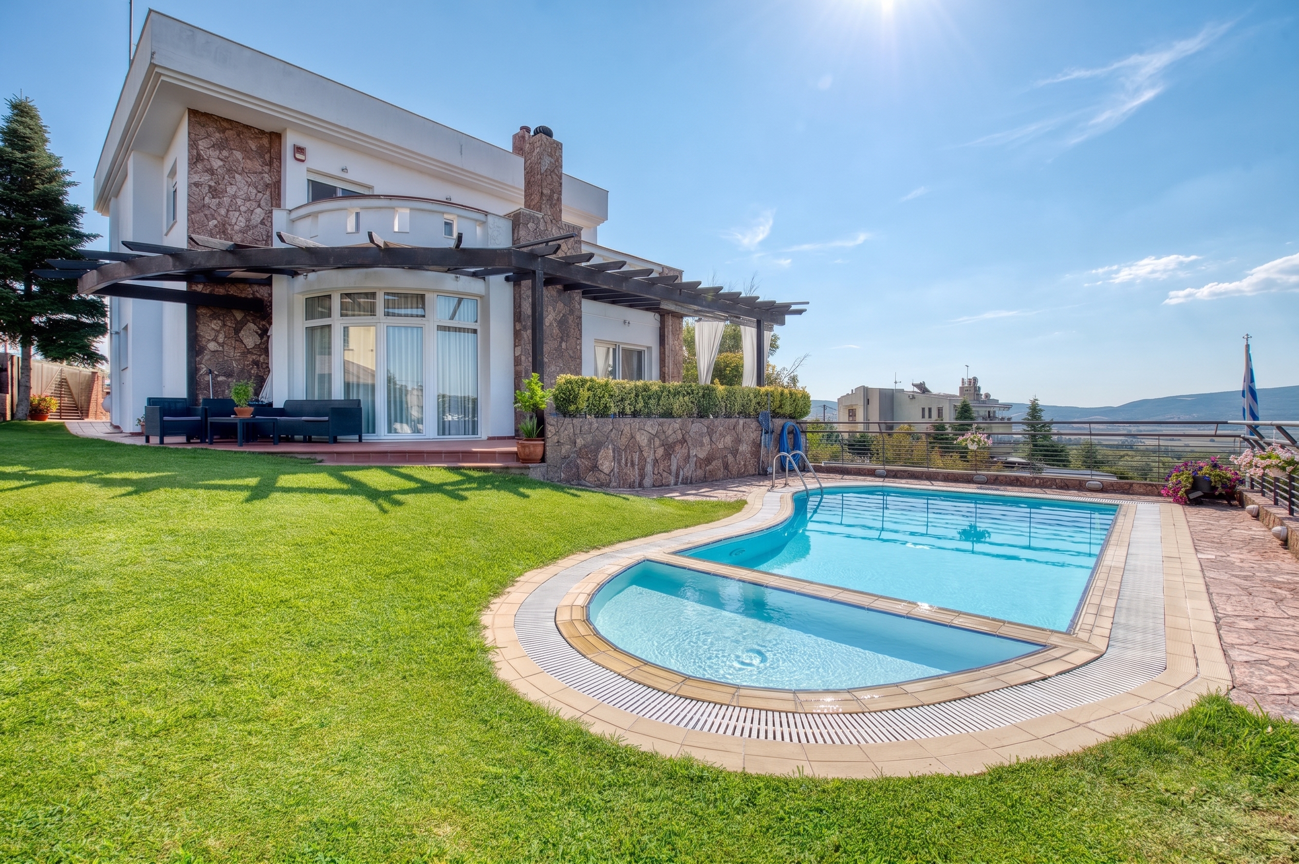 Luxurious residence in the Filothei estate in Nea Raidestos with breathtaking views and pool
