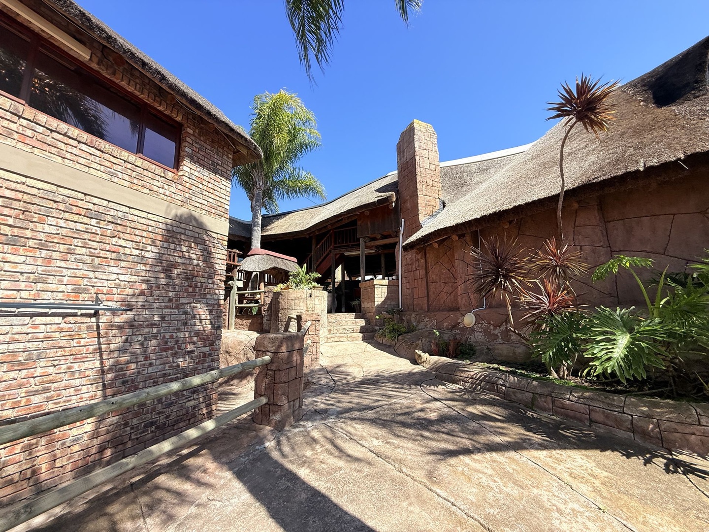 Grand Thatch Residence in Menkenkop