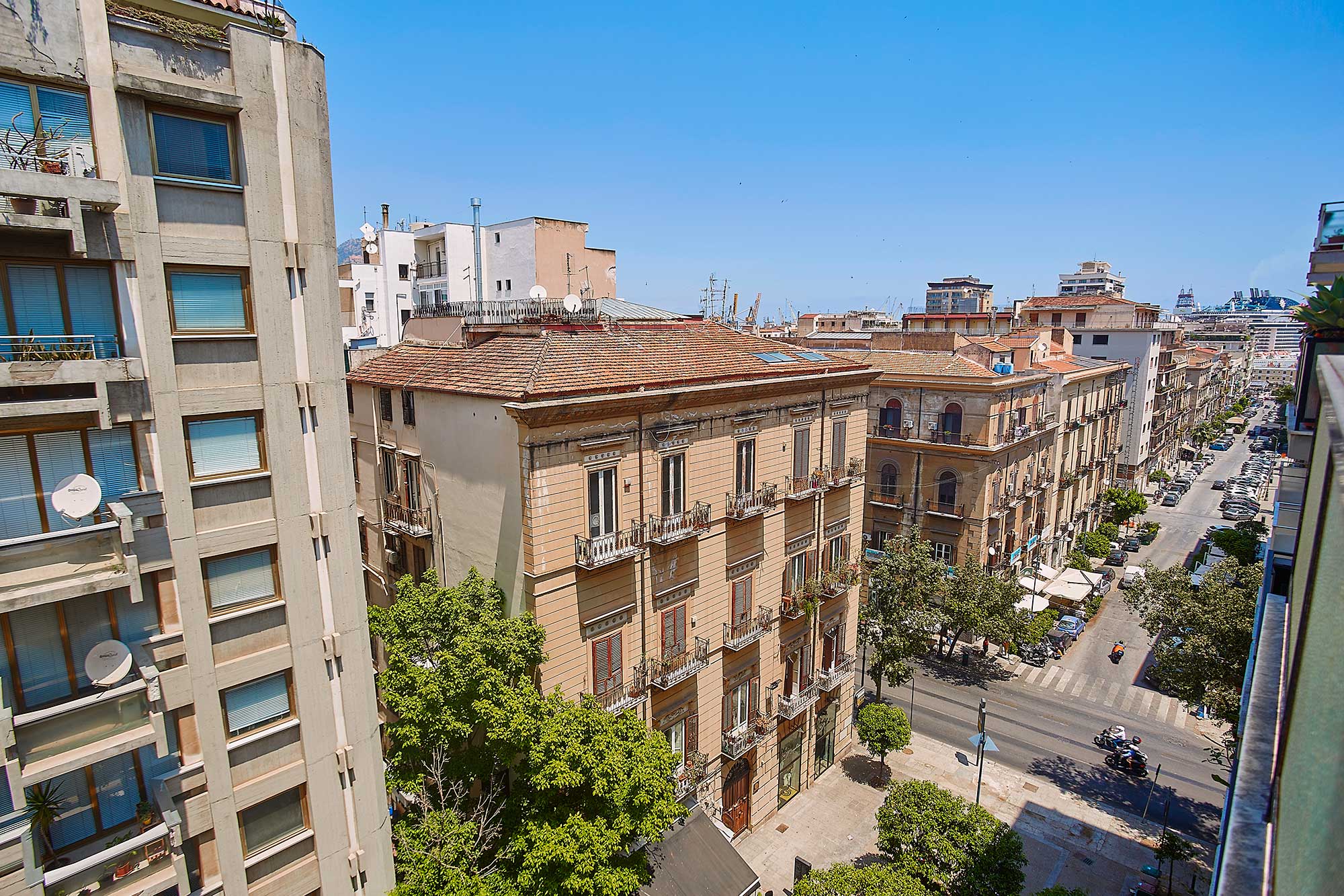 Prestigious apartment on Principe di Belmonte Street