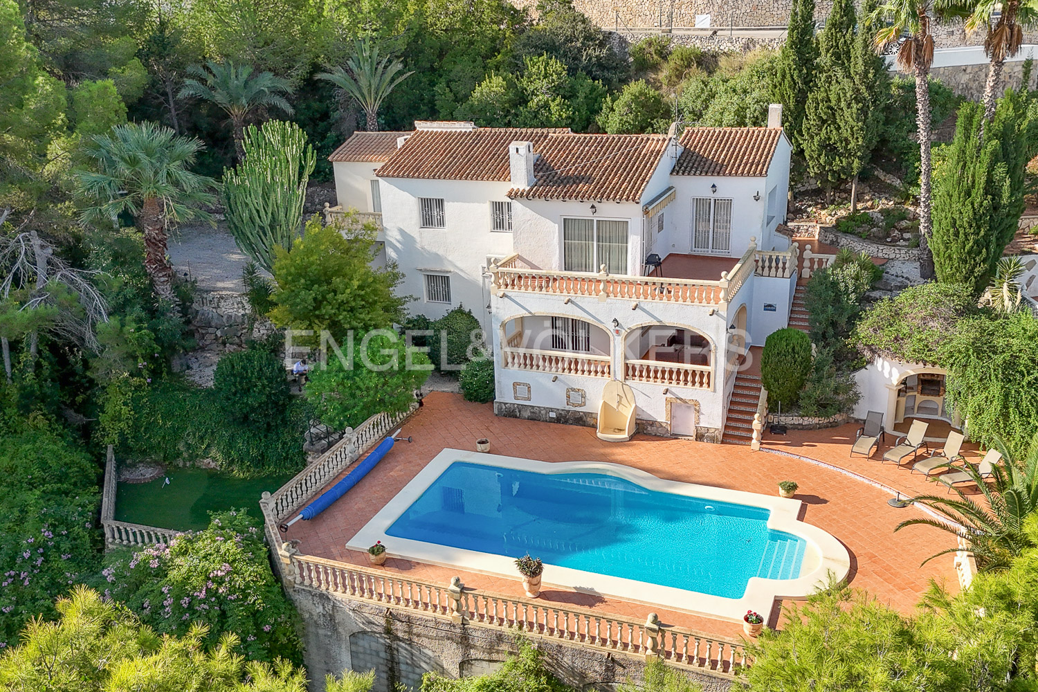Amplia Residencia en La Sella con Vistas al Mar y Montañas