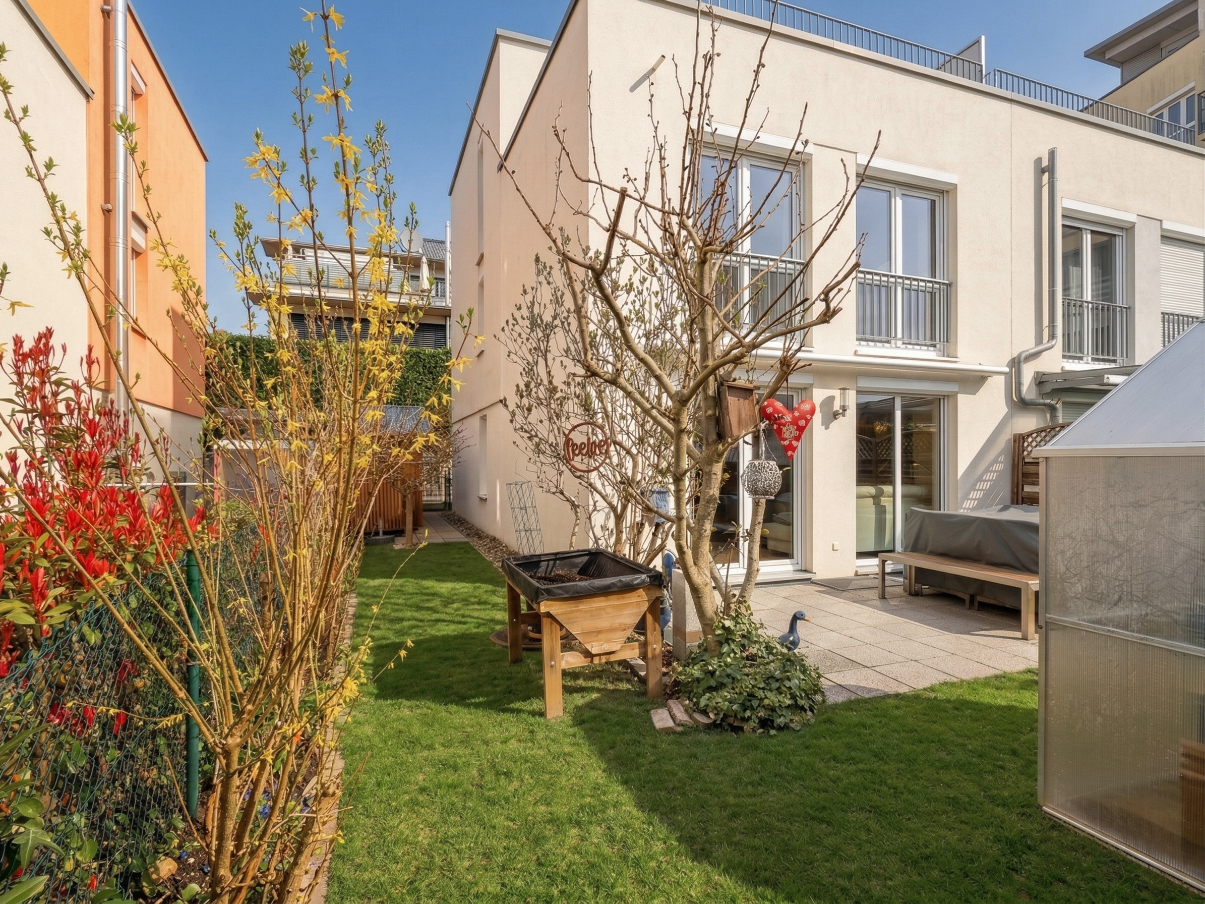 Einzugsbereite Doppelhaushälfte als echtes Raumwunder: Hochwertiges Wohnerlebnis mit Garten und Dachterrasse