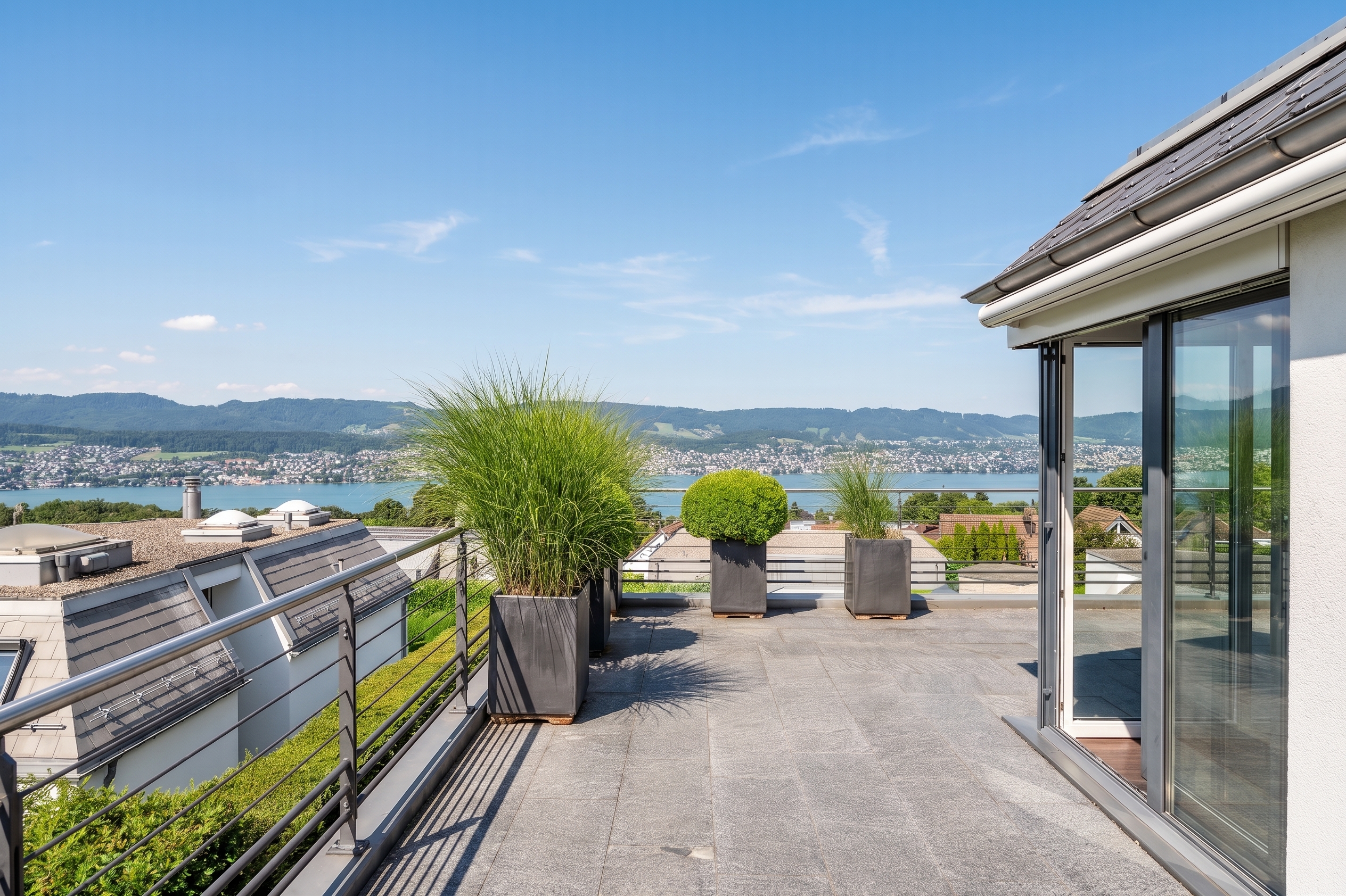 Exclusive & Private: Retreat with 180° lake panorama