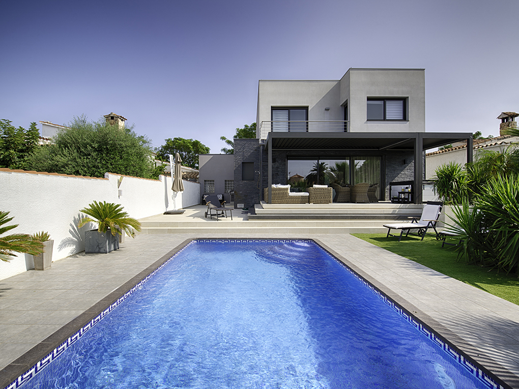 Moderna casa con 17 m de amarre en un canal ancho