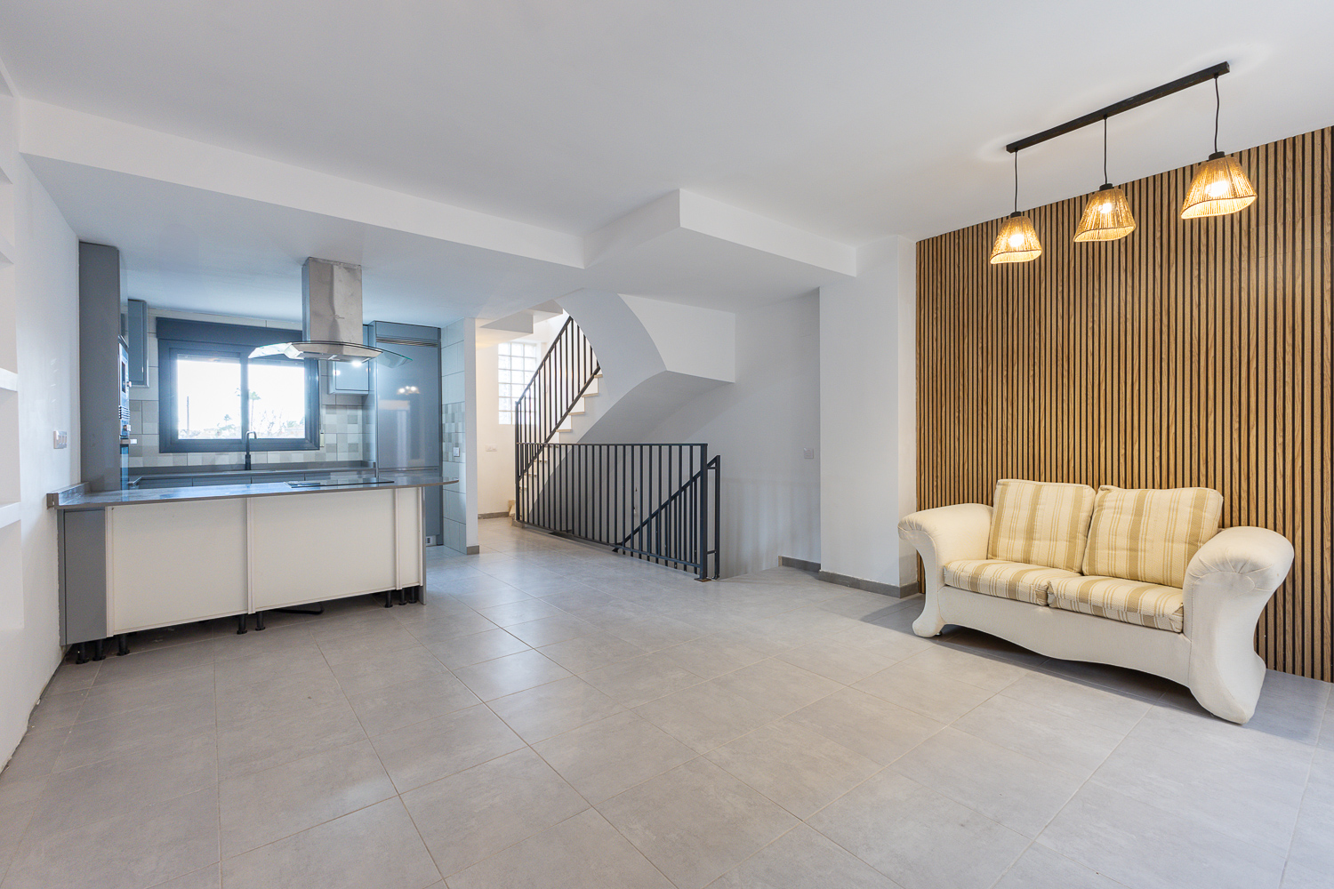 Spectacular refurbished 3-bedroom townhouse, terrace and communal pool