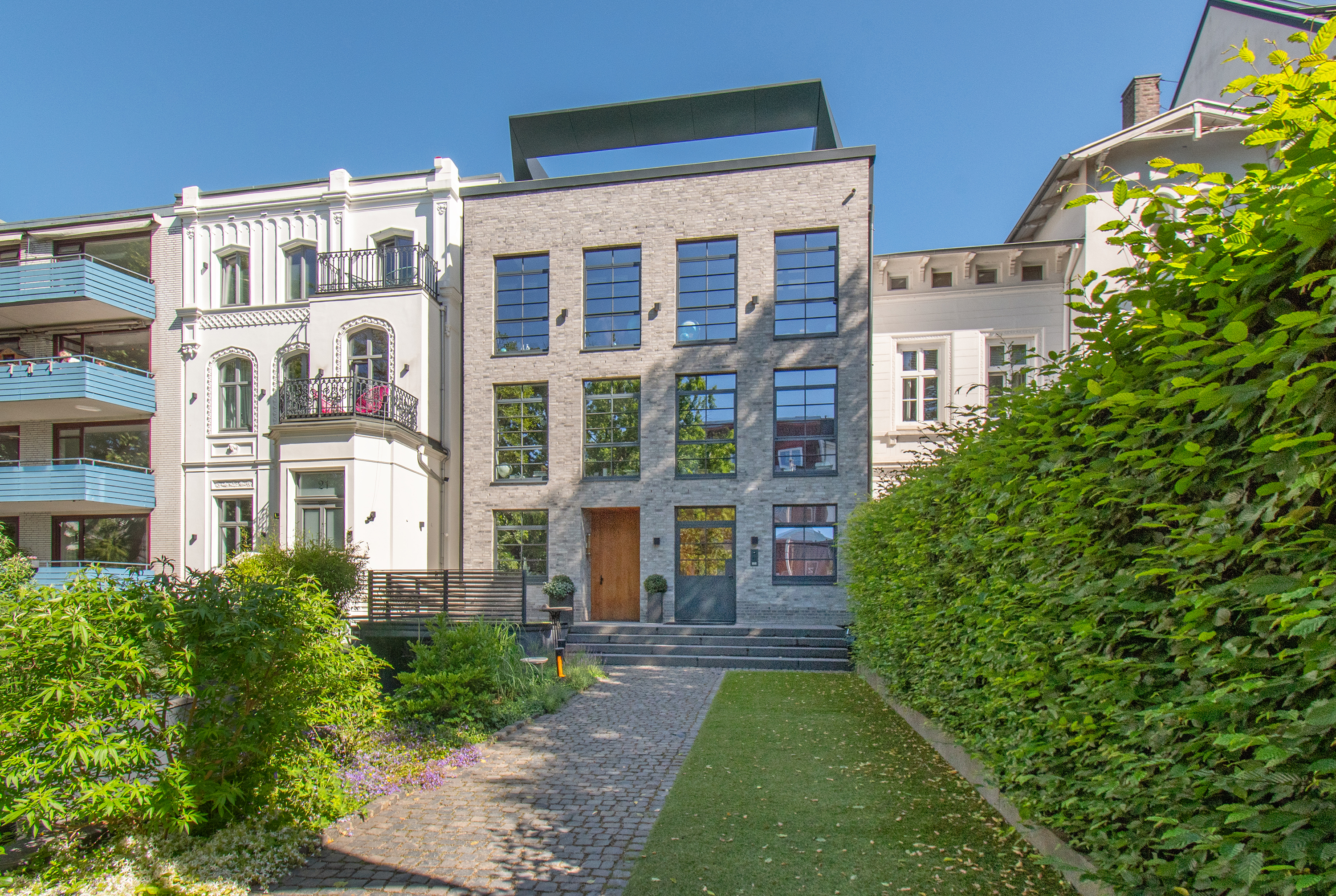 Modern. Großzügig. Alsternah. – Stadtvilla in erstklassigem Zustand