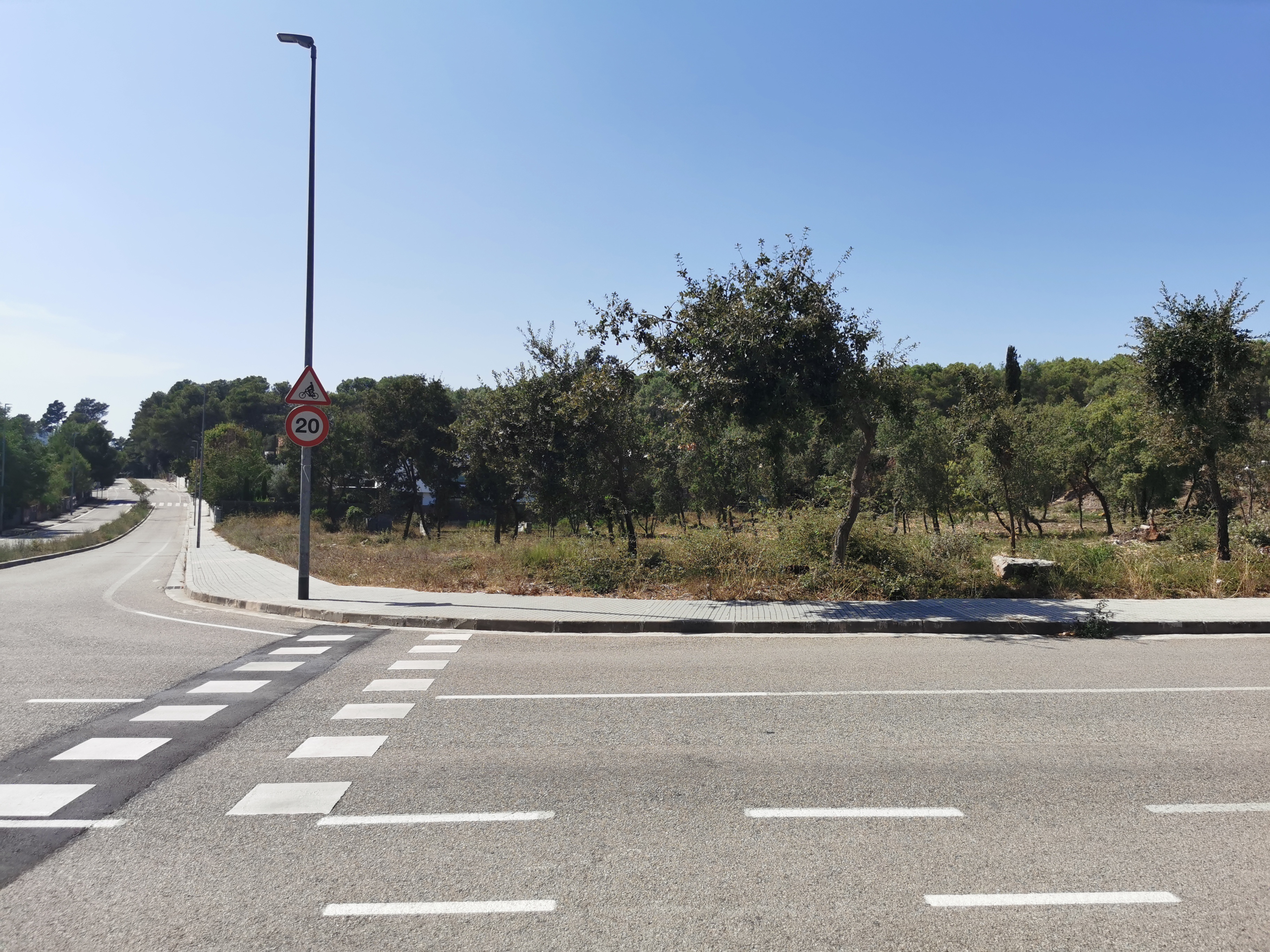 Exclusive corner plot in Begues with excellent orientation and views